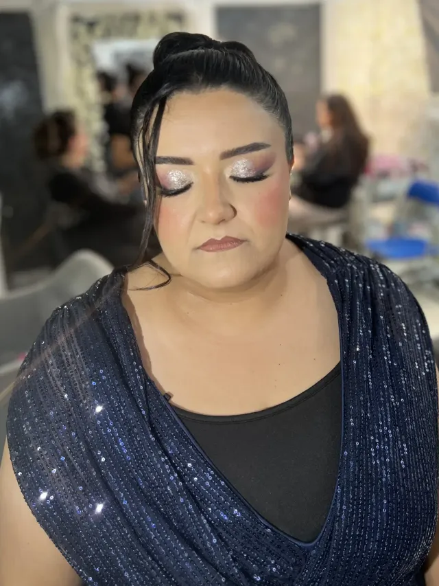 مكياج سهرة بعيون سموكي داكنة في الصالون