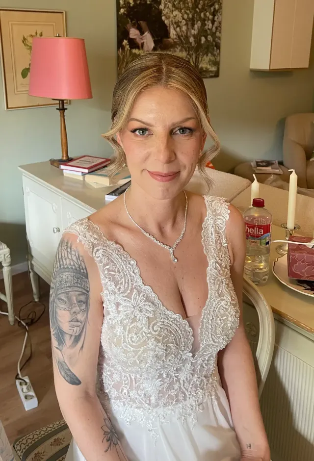 Fertiges Brautstyling in Hamburg — Hochzeitsfrisur und Braut-Make-up nach dem Styling