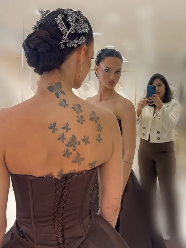 Elegante Braut mit Hochsteckfrisur und funkelndem Haarschmuck, Rückansicht mit Tattoo, Hamburg Brautstyling