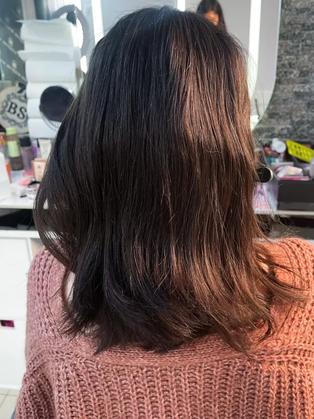 Natürliche Wellen im mittellangen Haar, Rückansicht, sanftes Haarstyling in Hamburg
