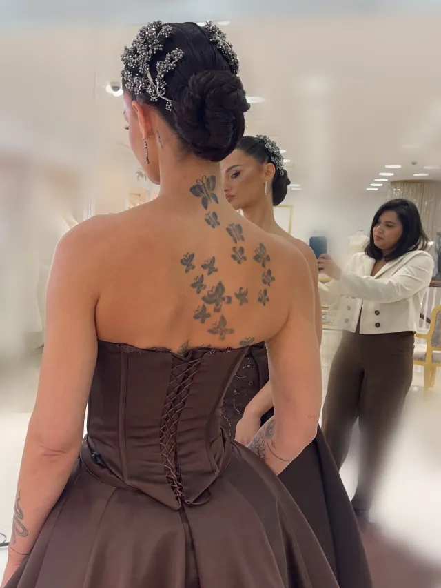 Elegante Braut mit Hochsteckfrisur und Haarschmuck, Rückansicht mit Tattoo, Brautstyling in Hamburg