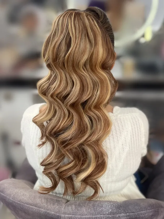 Rückenansicht von langen, welligen Haaren mit Balayage in Braun- und Blondtönen, perfektes Styling in Hamburg