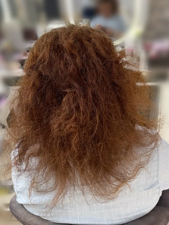 Rückansicht von voluminöser, lockiger Hochsteckfrisur mit natürlicher Struktur für Brautstyling in Hamburg