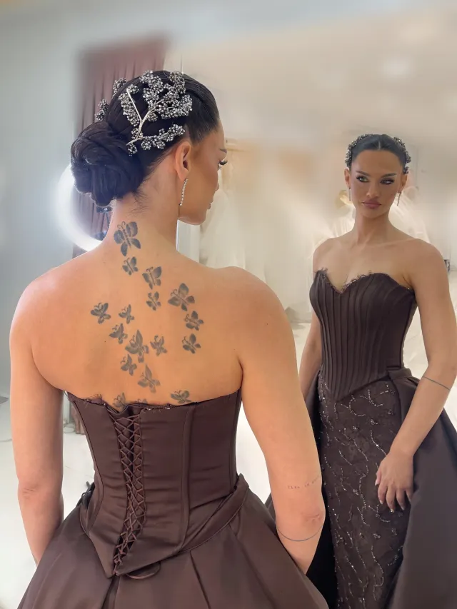 Elegante Hochsteckfrisur mit Perlenhaarschmuck und Smokey Eyes Make-up, Brautkleid in Dunkelbraun, Hamburg
