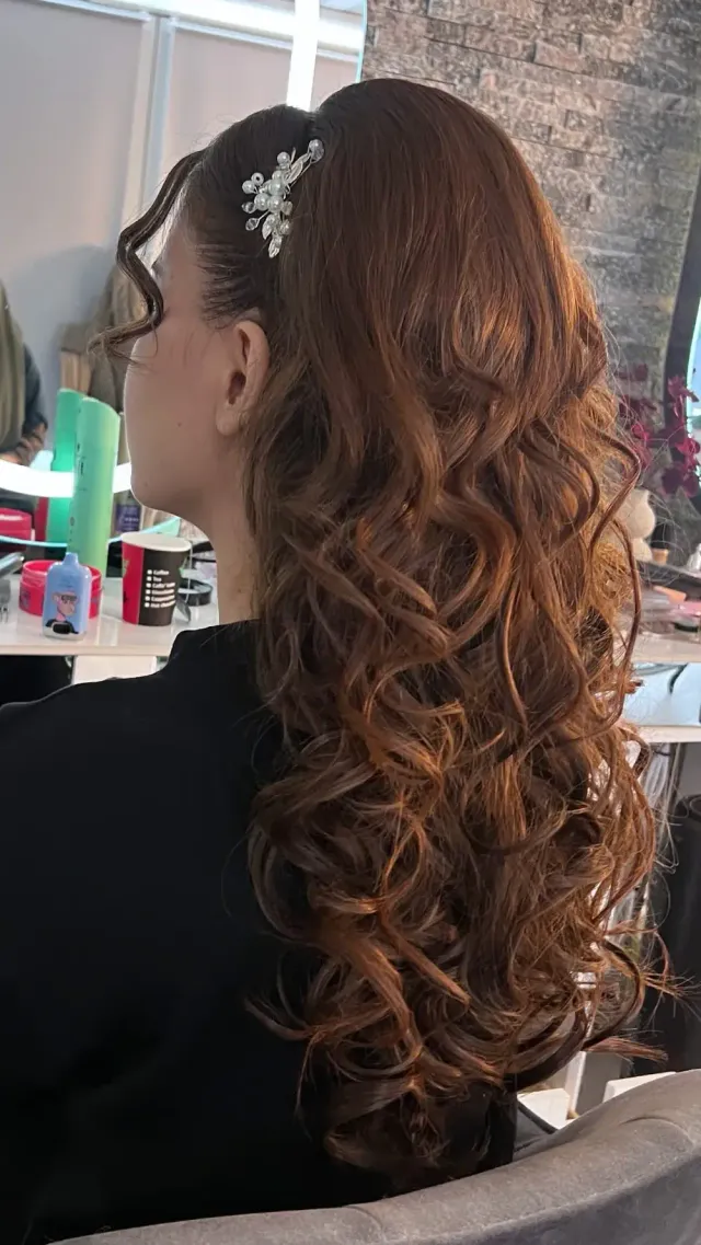تجعيدات حمراء طويلة مع حجم