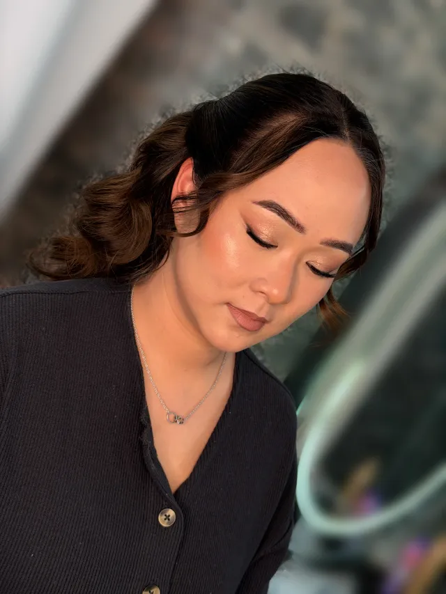 Sanftes Braut-Make-up mit schimmerndem Lidschatten und dezentem Lippenstift, perfektes Styling in Hamburg