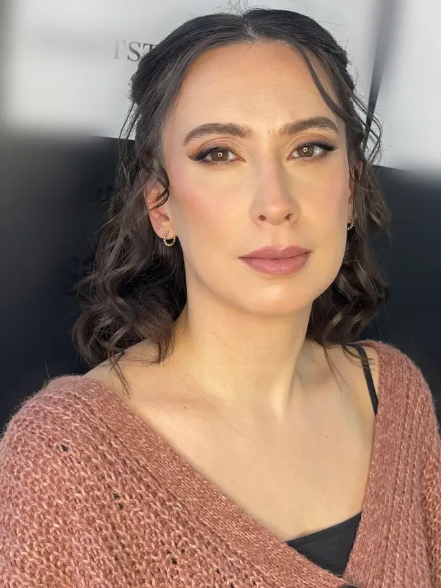 Natürlicher Make-up-Look mit dezentem Smokey Eyes und matten Lippen für Brautstyling in Hamburg