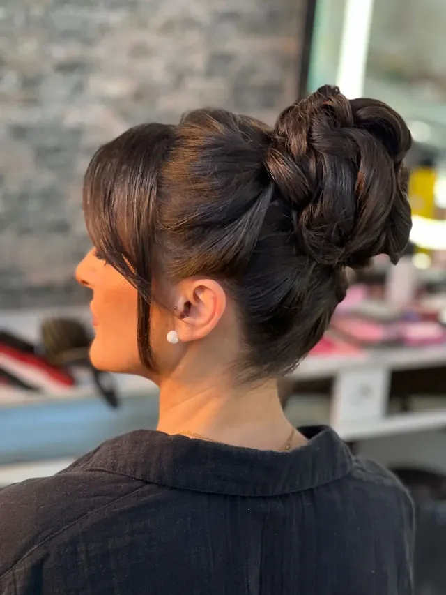لقطة قريبة للمكياج مع تفاصيل مكياج العيون