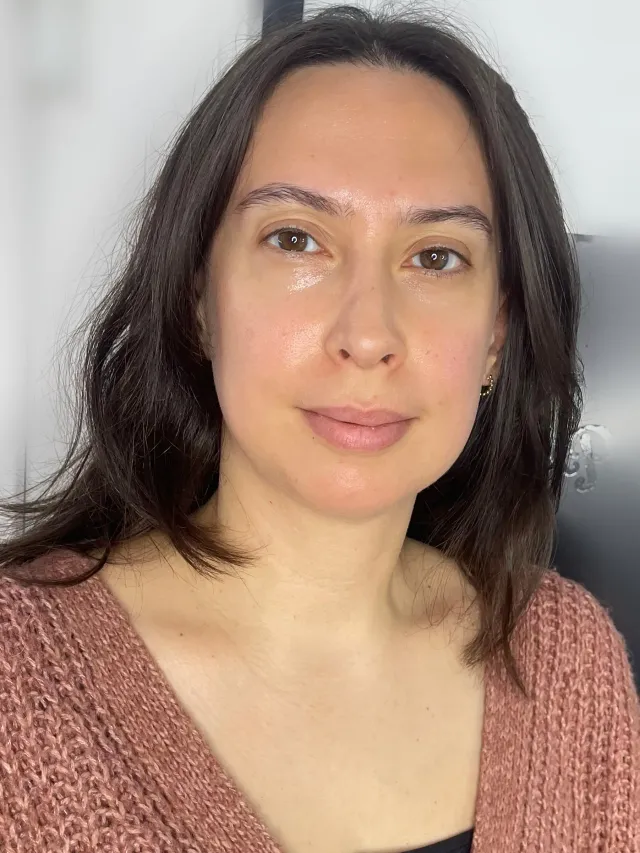 Natürliche Gesichtsaufnahme mit frischer Haut und leichtem Make-up, mobiles Styling in Hamburg
