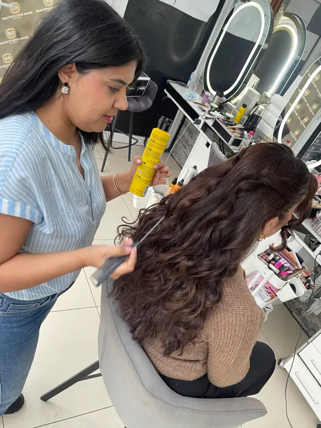 Stylistin in Hamburg stylt lange, gewellte Haare mit Locken und Volumen, mobile Brautfrisur und Haarstyling