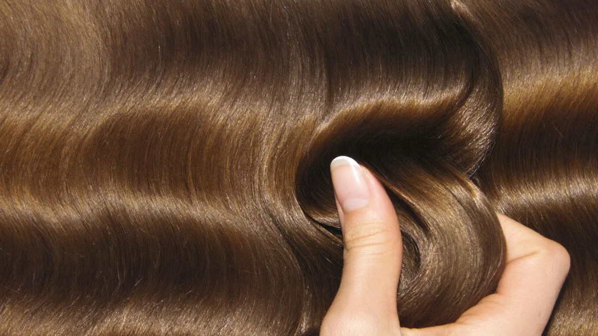 Gesundes, glänzendes und gepflegtes Haar mit weichen Wellen vor dem Styling
